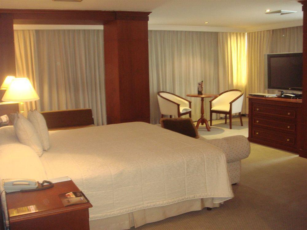 Hotel Emperador Амбато Екстериор снимка