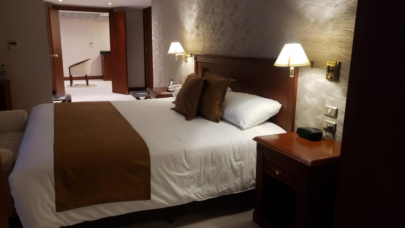 Hotel Emperador Амбато Екстериор снимка