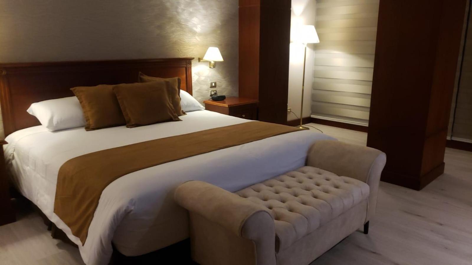 Hotel Emperador Амбато Екстериор снимка