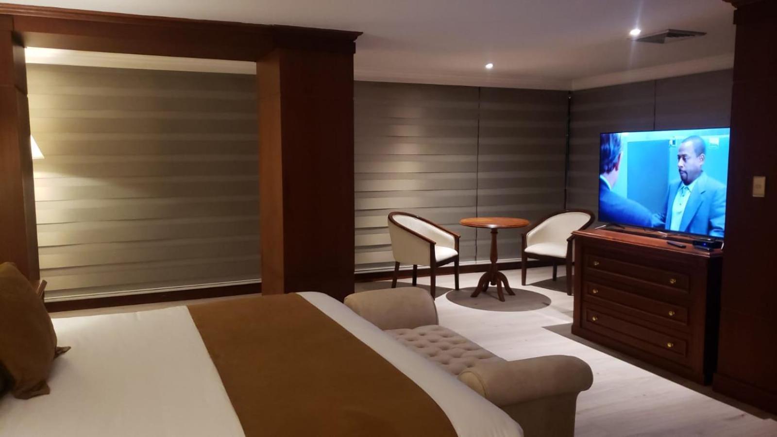 Hotel Emperador Амбато Екстериор снимка