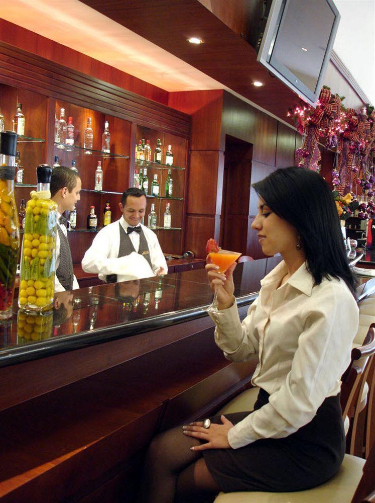 Hotel Emperador Амбато Екстериор снимка