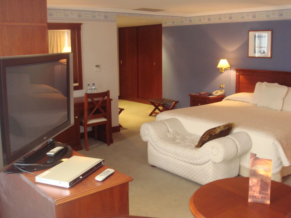 Hotel Emperador Амбато Екстериор снимка