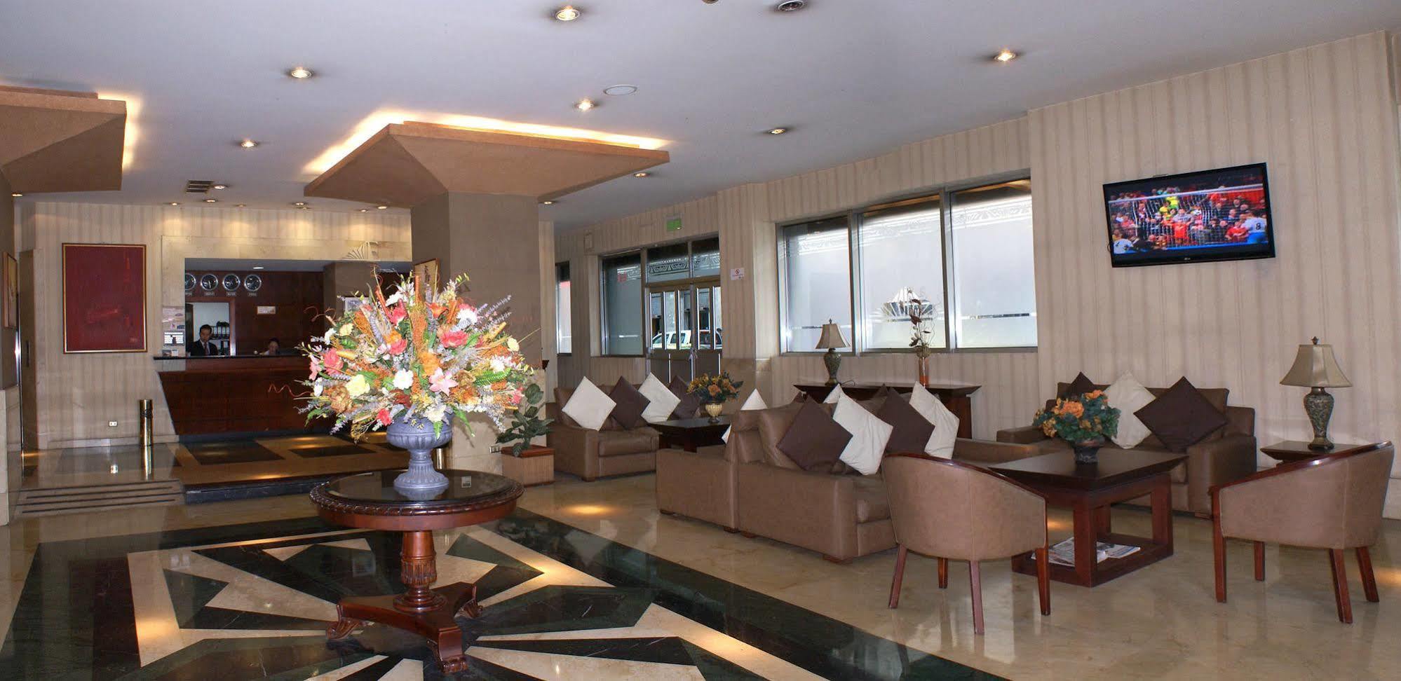 Hotel Emperador Амбато Екстериор снимка