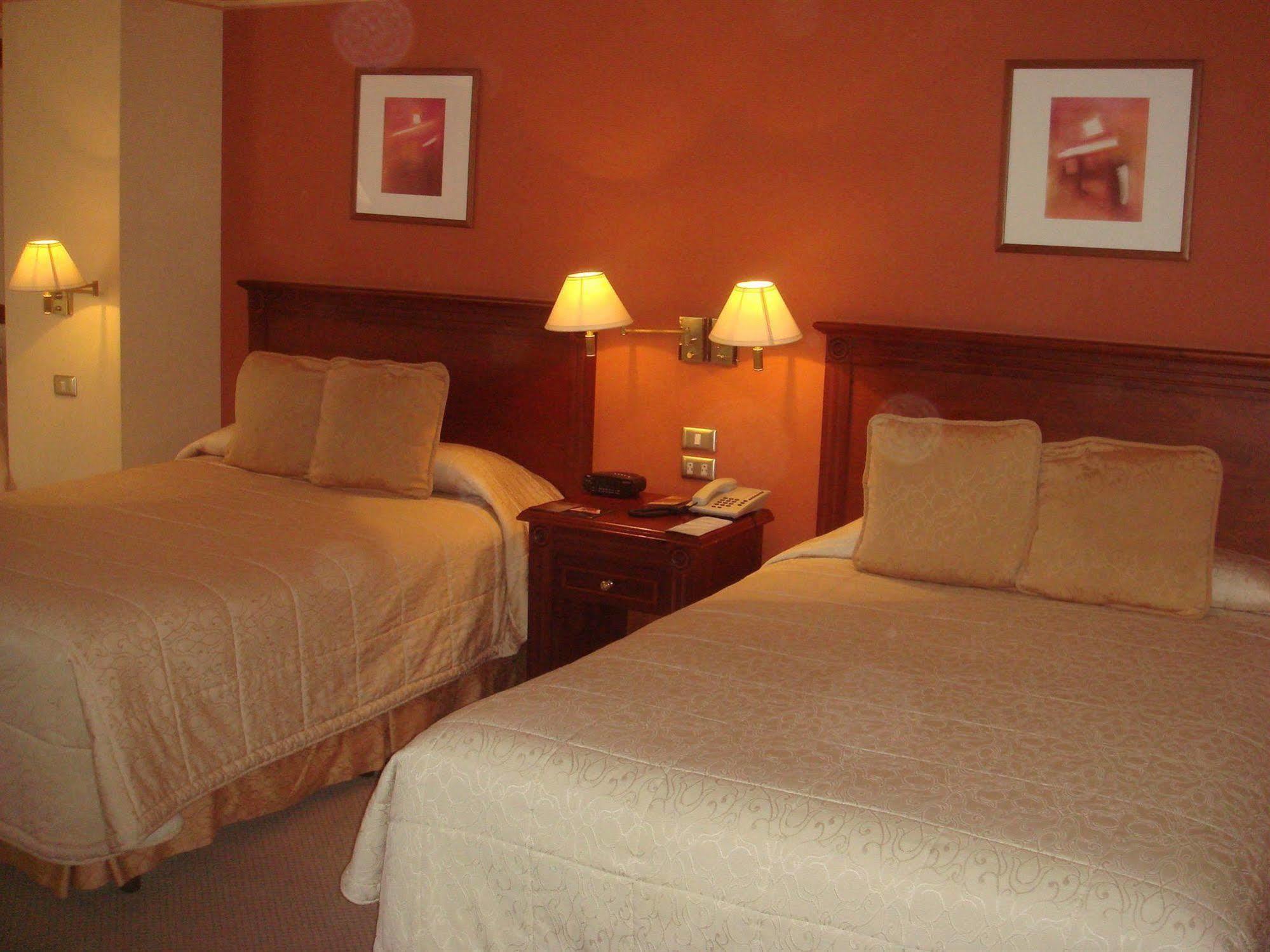 Hotel Emperador Амбато Екстериор снимка