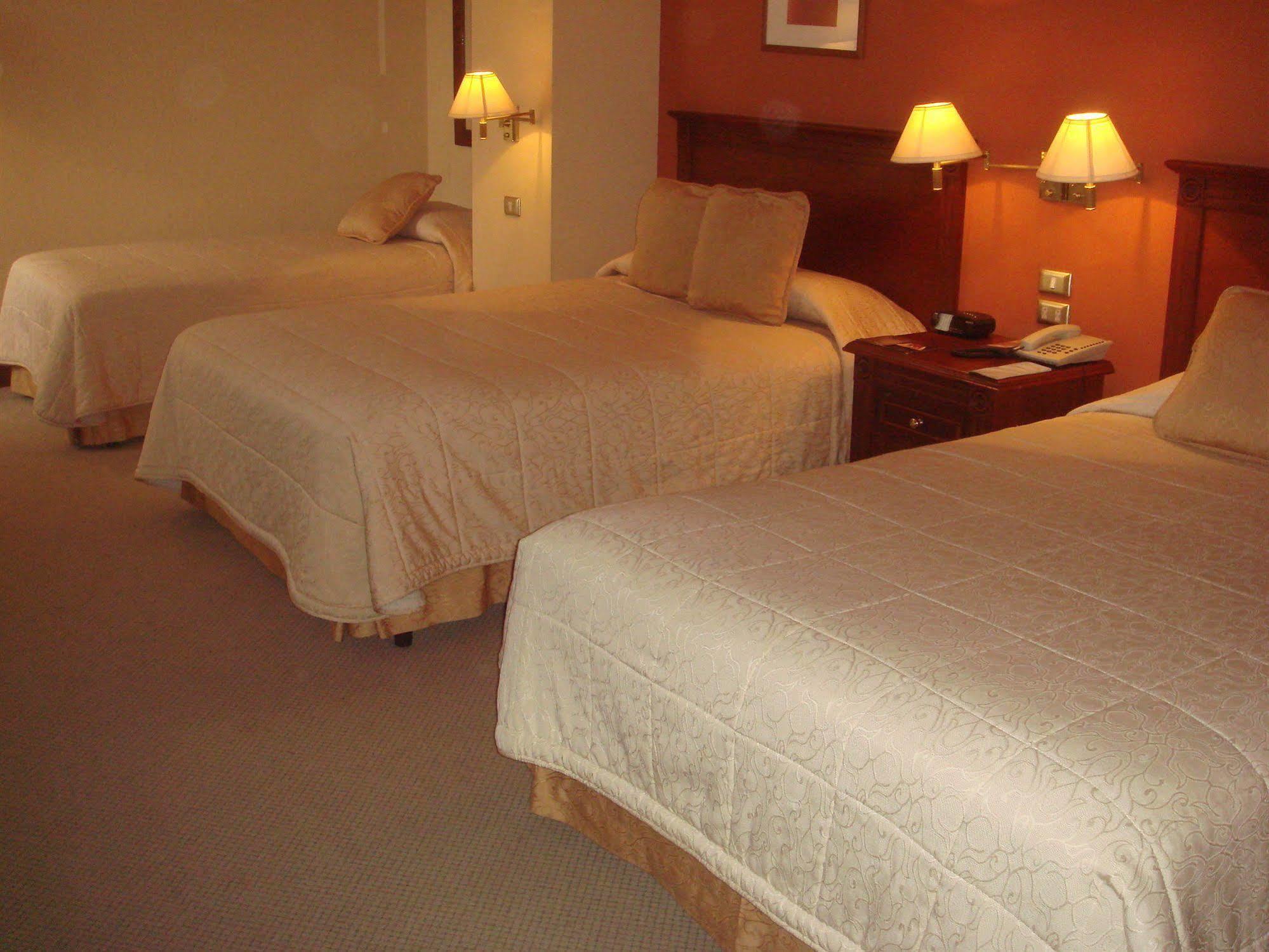 Hotel Emperador Амбато Екстериор снимка