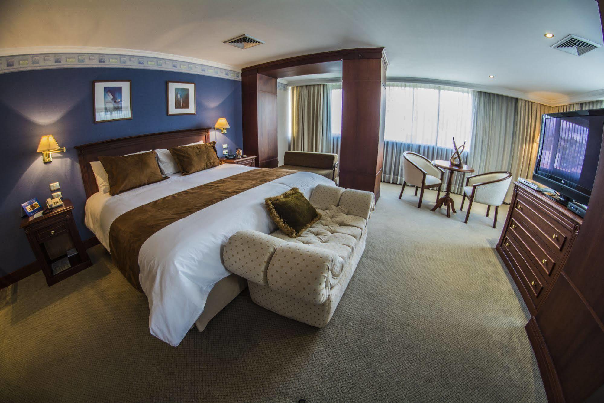 Hotel Emperador Амбато Екстериор снимка