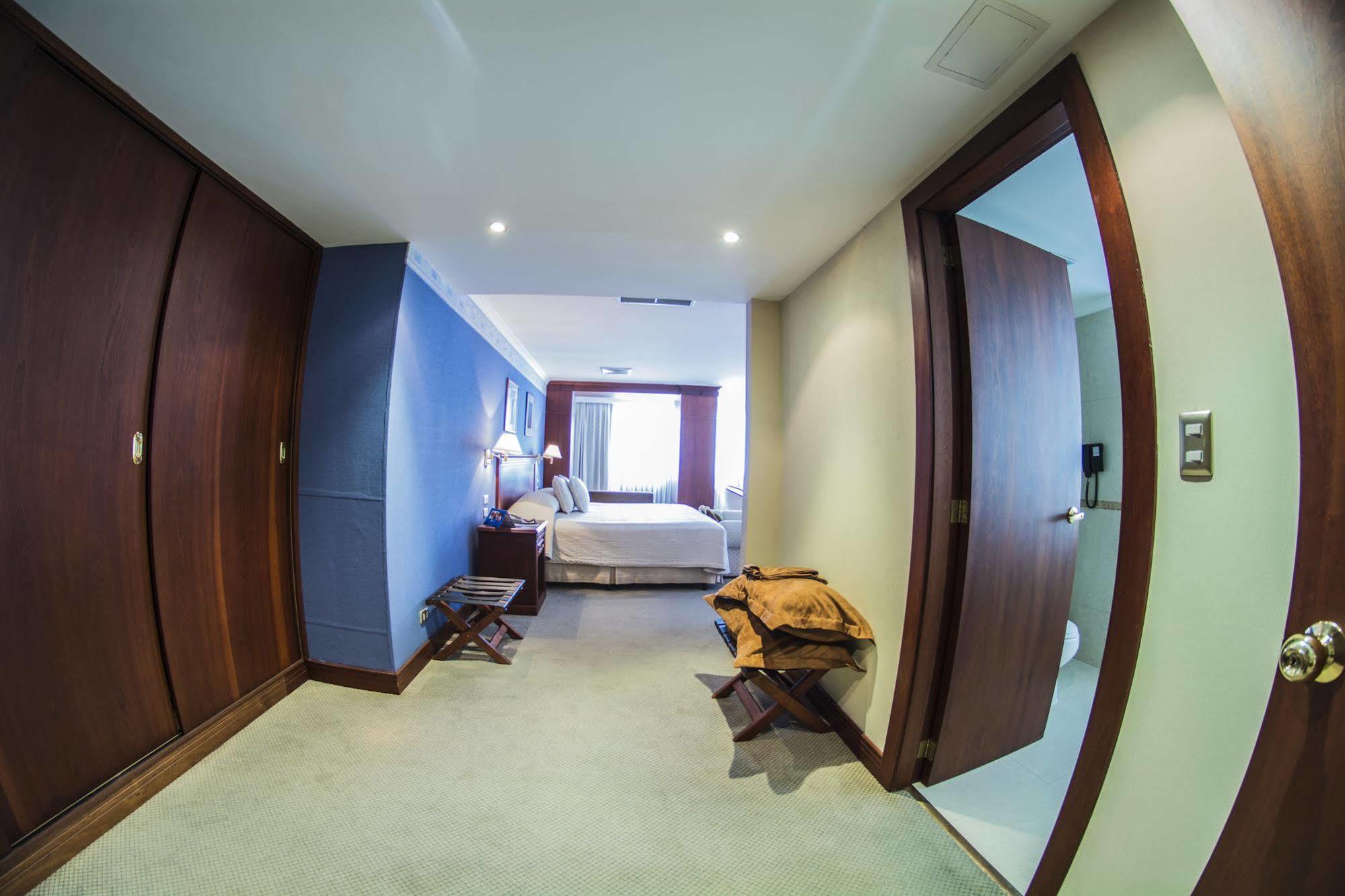 Hotel Emperador Амбато Екстериор снимка