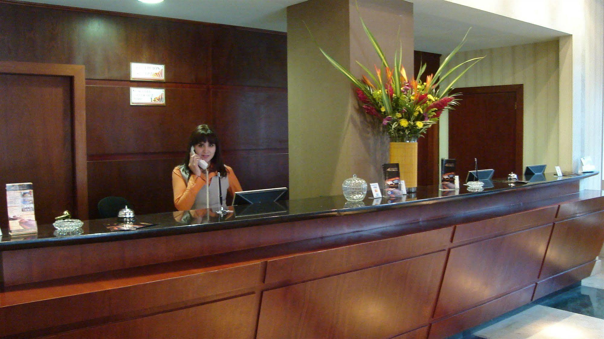 Hotel Emperador Амбато Екстериор снимка