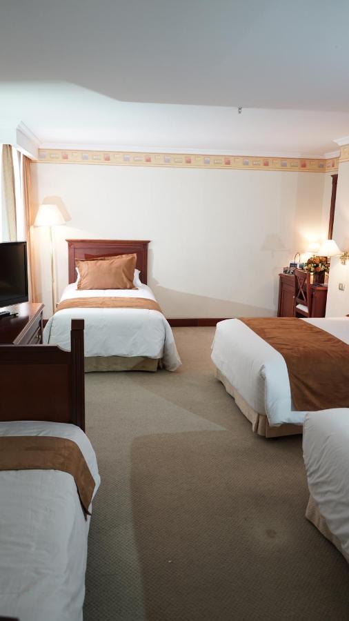Hotel Emperador Амбато Екстериор снимка